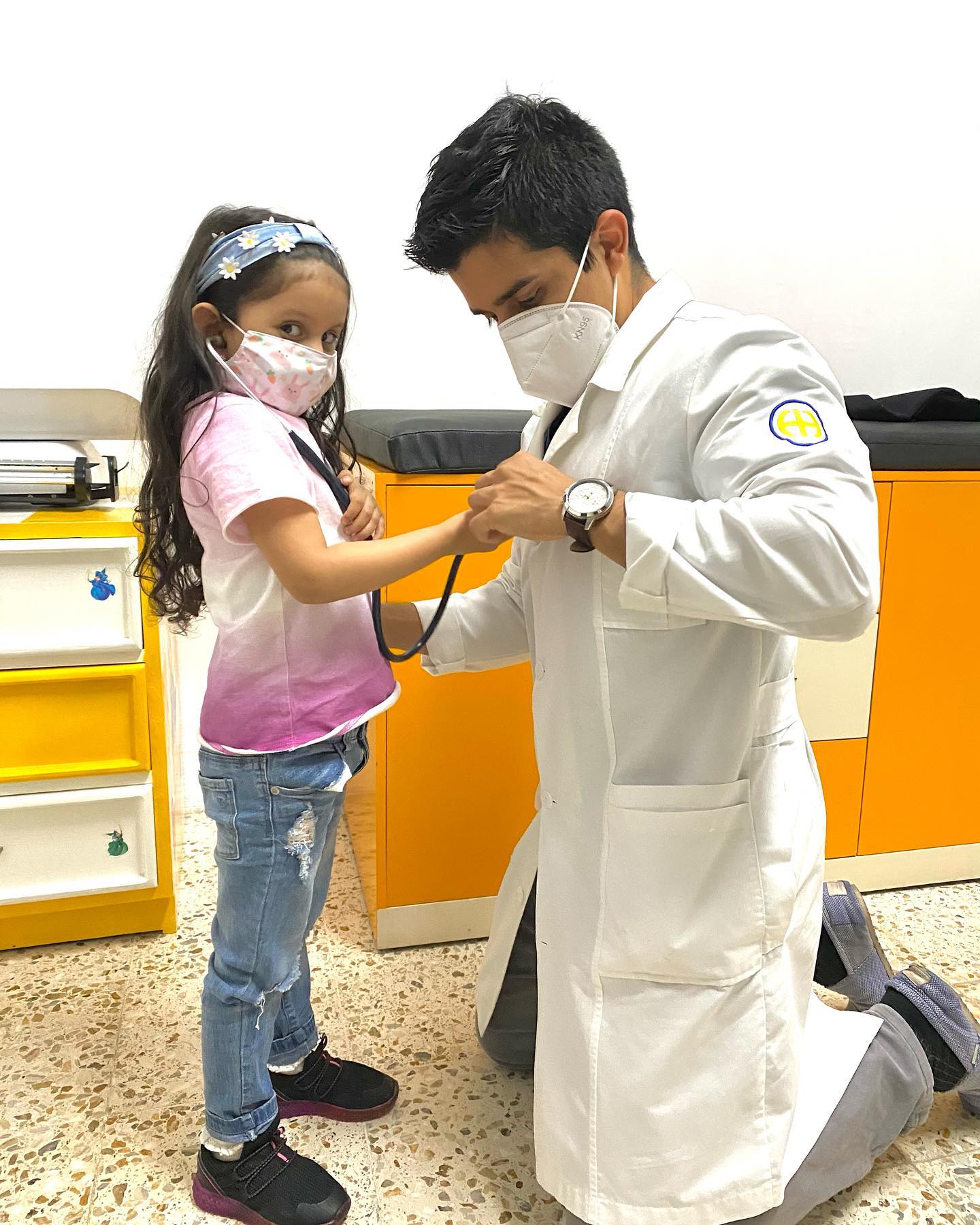 Consulta pediátrica con madre e hijo